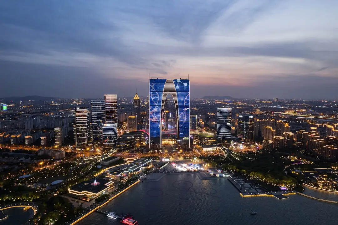 2025年实业投资政策风向与企业运营管理调整策略封面图